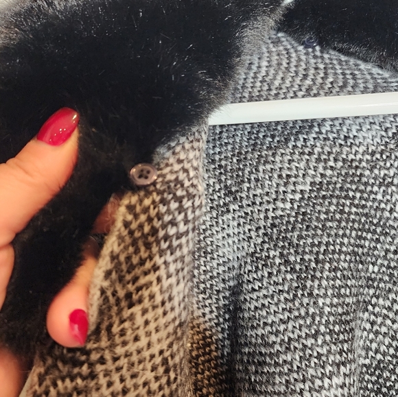 NWT Soft Surroundings Wool Alpaca Blend Black Grey Plaid Poncho Faux Fur Collar - Picture 14 of 16